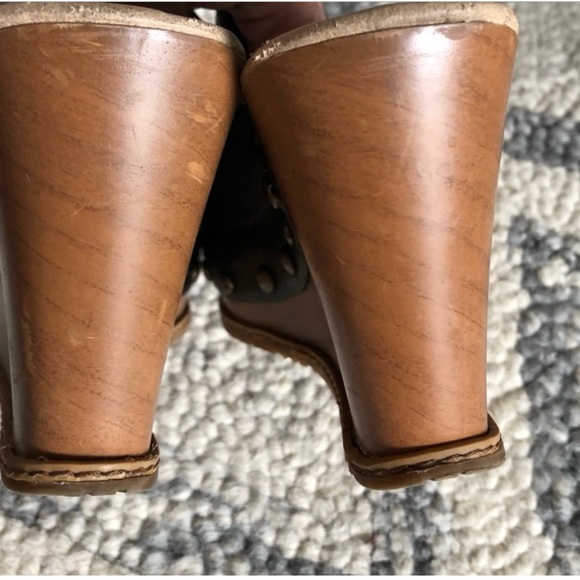 Black Leather Wedge. It has visible worn out spots as seen in the photos. - Picture 4 of 5